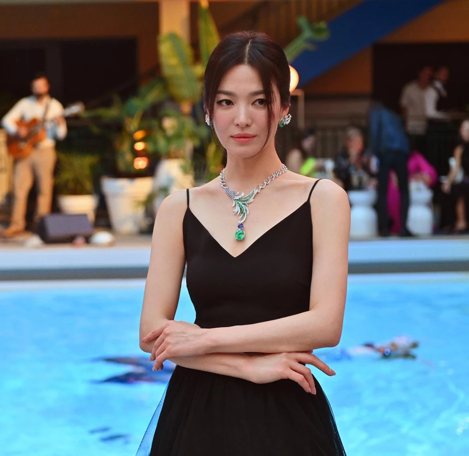 Song Hye Kyo tự đăng cảnh thân mật bên bạn trai tin đồn - thiếu gia tập đoàn đóng tàu lớn thứ 2 Hàn Quốc