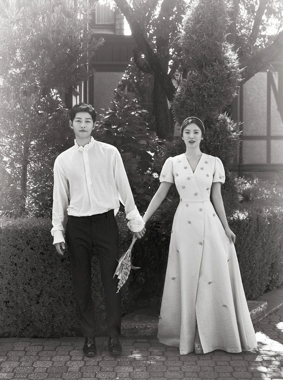 Song Joong Ki mặt bỗng biến sắc, sượng trân khi nghe tên vợ cũ Song Hye Kyo trên phố