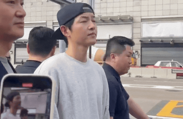 Song Joong Ki mặt bỗng biến sắc, sượng trân khi nghe tên vợ cũ Song Hye Kyo trên phố