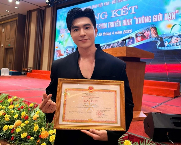 Steven Nguyễn, Minh Trang nhận bằng khen của Bộ trưởng Bộ Quốc phòng