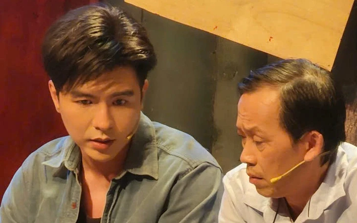 Steven Nguyễn ôm đàn hát: Con tướng này mạnh, Anh trai vượt ngàn chông gai hốt ổng đi Steven Nguyễn ôm đàn hát: Con tướng này mạnh, Anh trai vượt ngàn chông gai hốt ổng đi