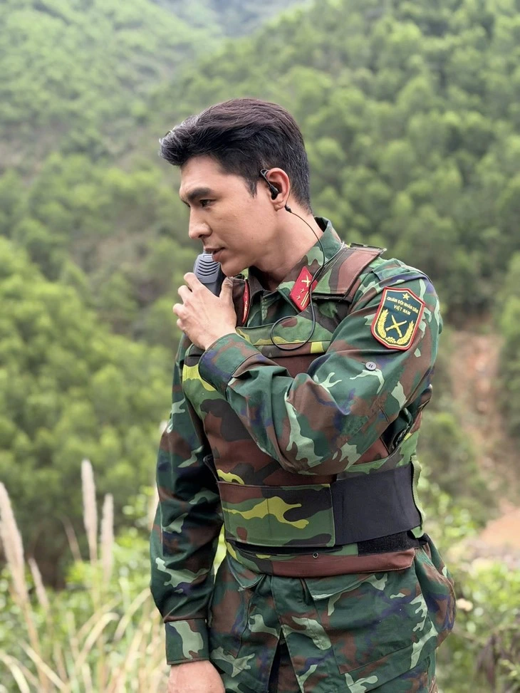 Steven Nguyễn ôm đàn hát: Con tướng này mạnh, Anh trai vượt ngàn chông gai hốt ổng đi Steven Nguyễn ôm đàn hát: Con tướng này mạnh, Anh trai vượt ngàn chông gai hốt ổng đi