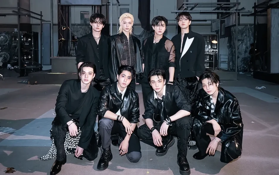 Stray Kids trở lại vào tháng 8, công bố chuyến lưu diễn vòng quanh thế giới Stray Kids trở lại vào tháng 8, công bố chuyến lưu diễn vòng quanh thế giới
