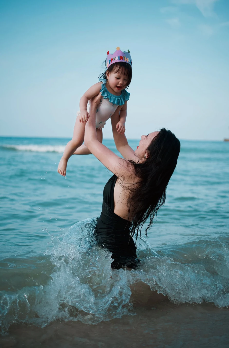 Sự trùng hợp trong phim - ngoài đời thú vị giữa Khả Ngân và Phương Oanh Sự trùng hợp trong phim - ngoài đời thú vị giữa Khả Ngân và Phương Oanh