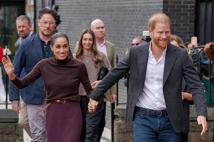 Sức ép bủa vây Harry và Meghan Sức ép bủa vây Harry và Meghan