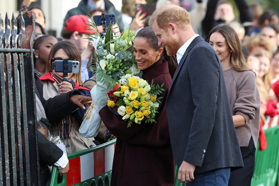 Sức ép bủa vây Harry và Meghan Sức ép bủa vây Harry và Meghan