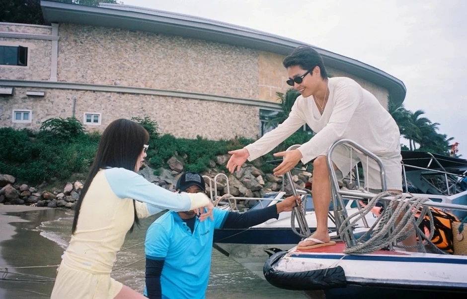 Tăng Duy Tân tặng hoa Bích Phương, công khai đưa nhau về nhà Tăng Duy Tân tặng hoa Bích Phương, công khai đưa nhau về nhà