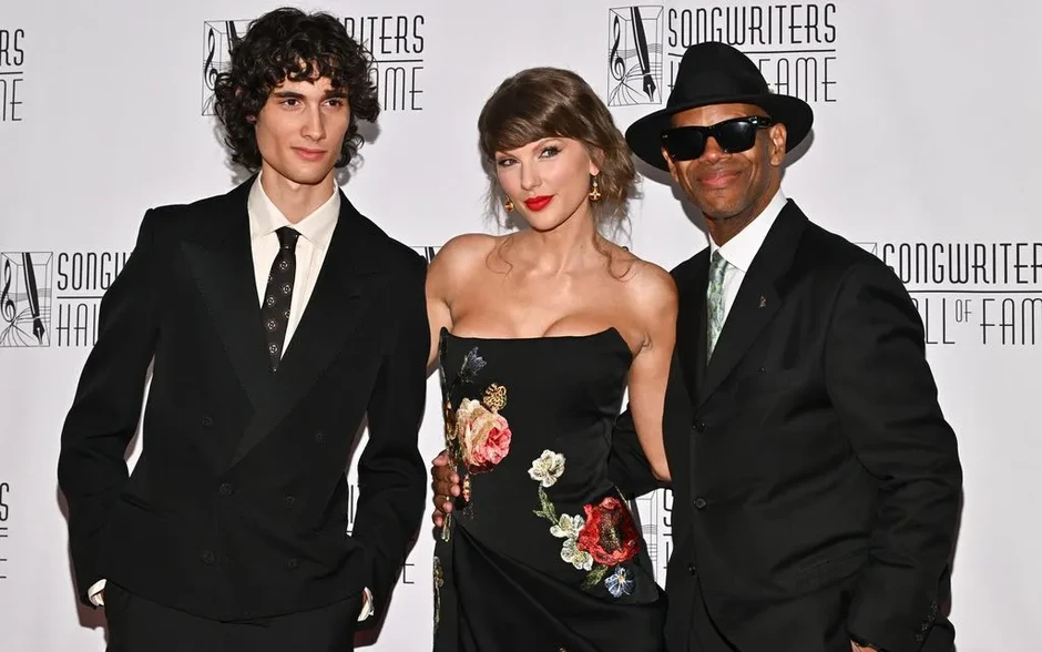 Taylor Swift được vinh danh vào Đại sảnh Danh vọng Nhạc sĩ ở tuổi 36 Taylor Swift được vinh danh vào Đại sảnh Danh vọng Nhạc sĩ ở tuổi 36