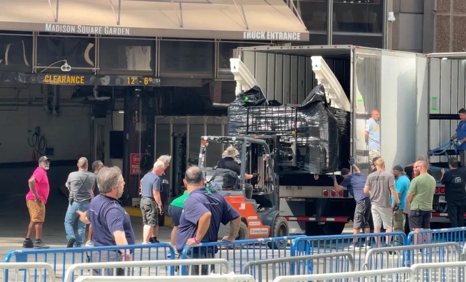 Taylor Swift gấp rút cho hôn lễ cổ tích, chi 3 triệu USD “mua” sự riêng tư