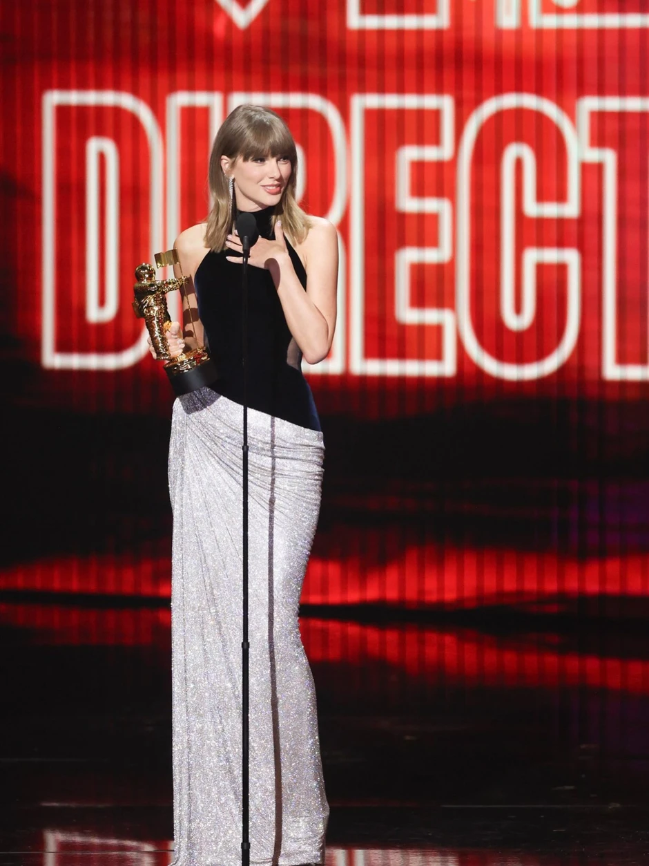 Taylor Swift một lần gợi cảm đã cày nát hào quang thảm xanh, đỏ rực như Lisa cũng "mất màu"