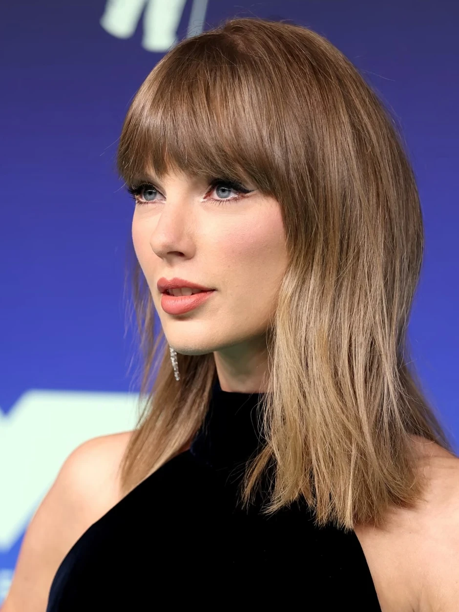 Taylor Swift một lần gợi cảm đã cày nát hào quang thảm xanh, đỏ rực như Lisa cũng "mất màu"