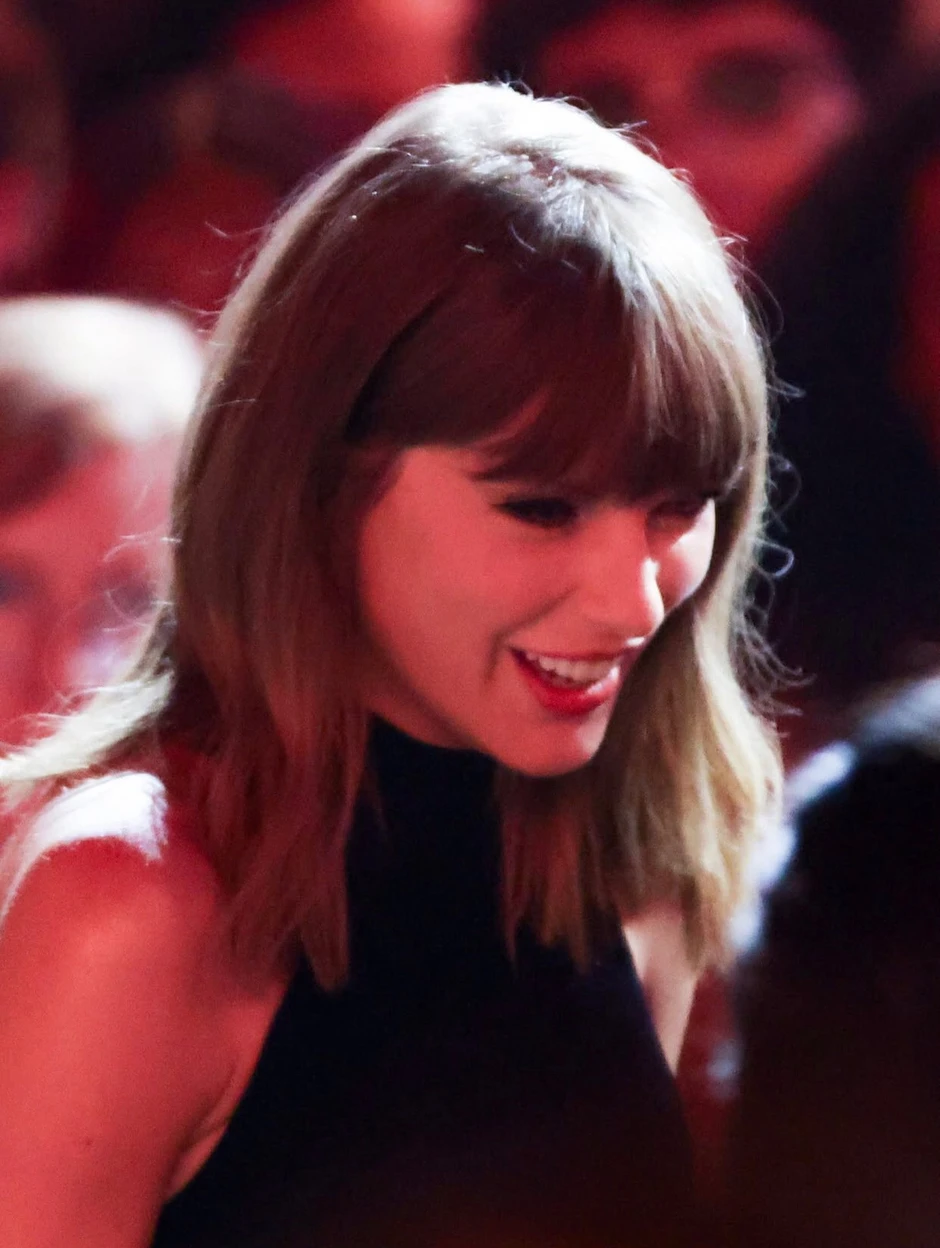 Taylor Swift một lần gợi cảm đã cày nát hào quang thảm xanh, đỏ rực như Lisa cũng "mất màu"