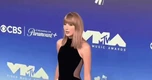 Taylor Swift một lần gợi cảm đã cày nát hào quang thảm xanh, đỏ rực như Lisa cũng "mất màu"