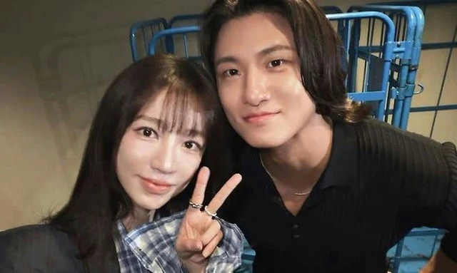 Thái tử phi Yoon Eun Hye hẹn hò "hồng hài nhi" kém 11 tuổi? Thái tử phi Yoon Eun Hye hẹn hò "hồng hài nhi" kém 11 tuổi?