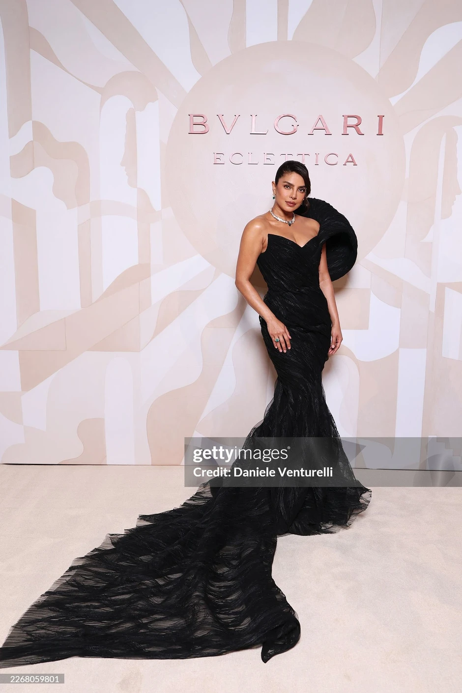 Thảm đỏ BVLGARI quy tụ Lưu Diệc Phi, Anne Hathaway và dàn sao đông: Phải liên tục chụp ảnh để tất cả được là center? Thảm đỏ BVLGARI quy tụ Lưu Diệc Phi, Anne Hathaway và dàn sao đông: Phải liên tục chụp ảnh để tất cả được là center?