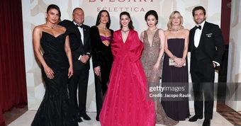 Thảm đỏ BVLGARI quy tụ Lưu Diệc Phi, Anne Hathaway và dàn sao đông: Phải liên tục chụp ảnh để tất cả được là center?