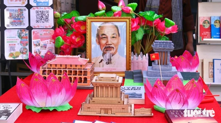Tham quan, học tập tại Không gian văn hóa Hồ Chí Minh ở Đường sách Thành phố Thủ Đức Tham quan, học tập tại Không gian văn hóa Hồ Chí Minh ở Đường sách Thành phố Thủ Đức