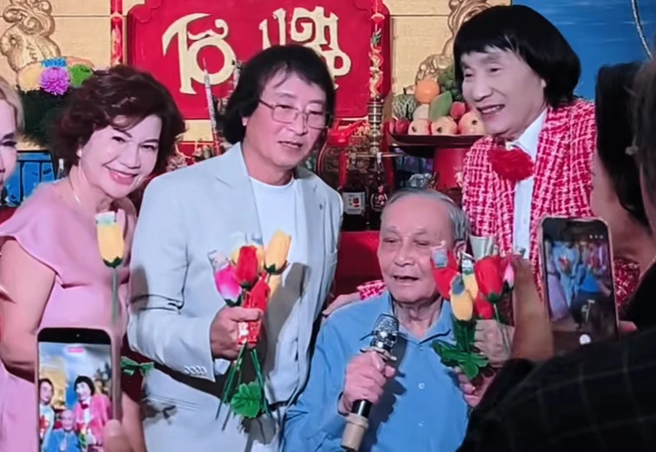 Thân phụ NSND Minh Vương 95 tuổi xuất hiện Thân phụ NSND Minh Vương 95 tuổi xuất hiện