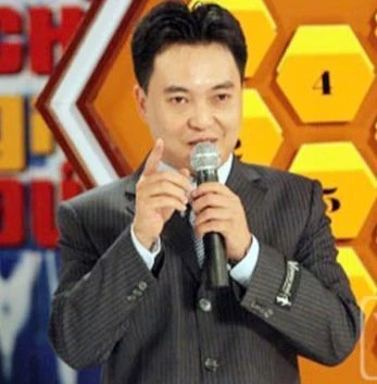 Thân thế đặc biệt của nam MC kỳ cựu gắn với “Hãy chọn giá đúng”, ngoài đời từng bị nhận nhầm là “xe ôm” Thân thế đặc biệt của nam MC kỳ cựu gắn với “Hãy chọn giá đúng”, ngoài đời từng bị nhận nhầm là “xe ôm”