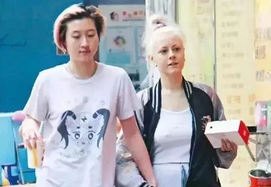 Thành Long chu cấp cho con gái riêng sau nhiều năm ruồng bỏ?