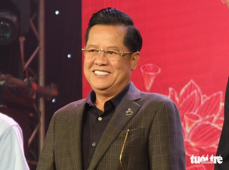 Thanh Nam mê ca vọng cổ hài của chú Bảy Viễn Châu Thanh Nam mê ca vọng cổ hài của chú Bảy Viễn Châu