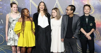 Thêm một người con của Angelina Jolie và Brad Pitt bỏ họ bố