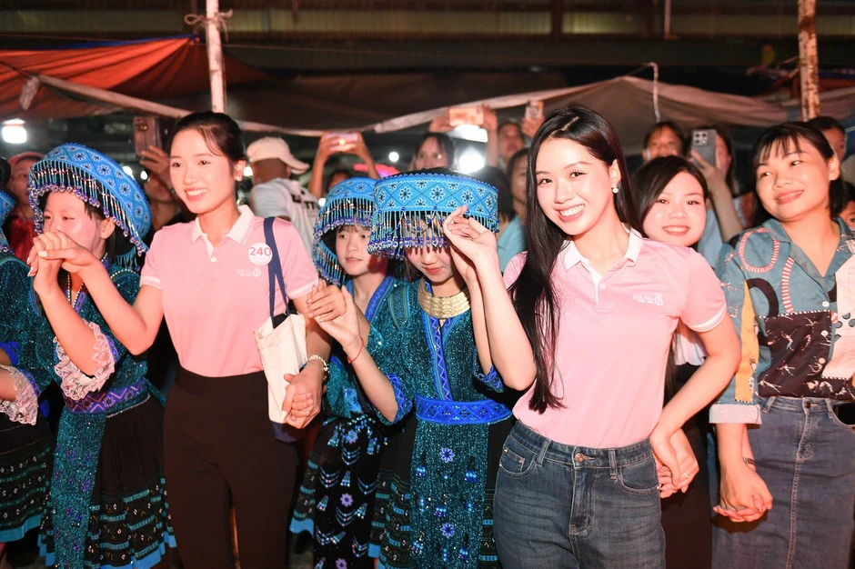 Thí sinh Hoa hậu Việt Nam 2026 khám phá chợ đêm, đốt lửa trại cùng đồng bào vùng cao Lai Châu