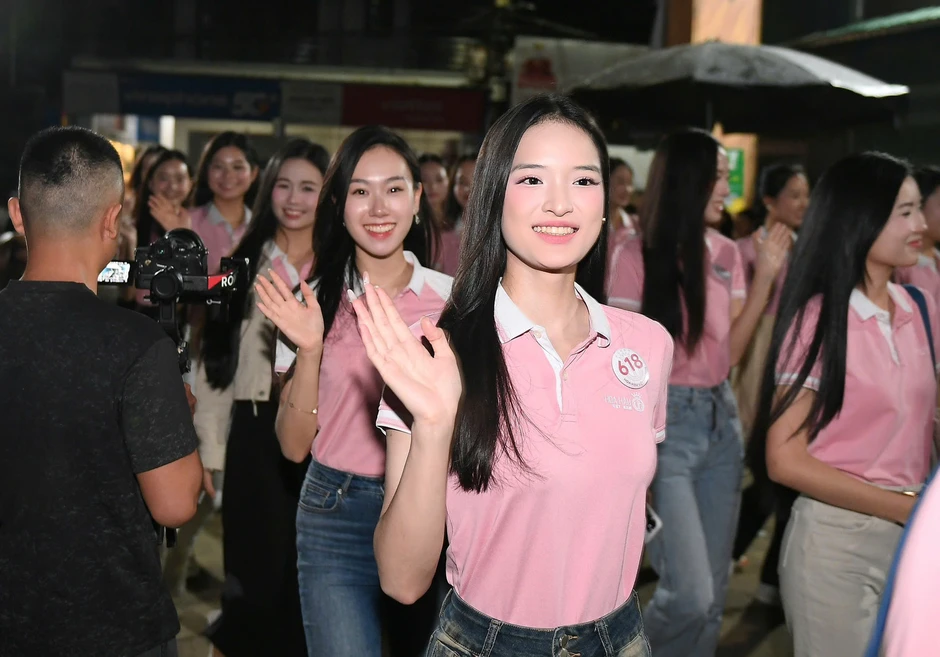 Thí sinh Hoa hậu Việt Nam 2026 khám phá chợ đêm, đốt lửa trại cùng đồng bào vùng cao Lai Châu