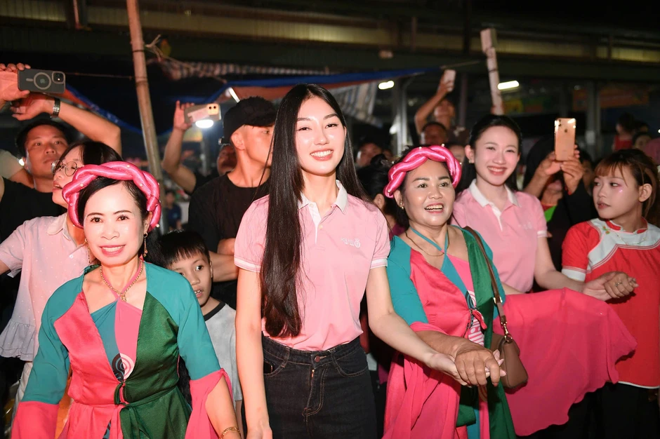 Thí sinh Hoa hậu Việt Nam 2026 khám phá chợ đêm, đốt lửa trại cùng đồng bào vùng cao Lai Châu