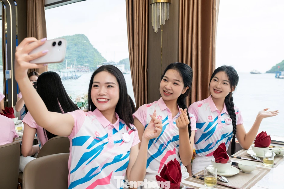 Thí sinh Hoa hậu Việt Nam check-in Hòn Rùa đẹp nhất Cát Bà