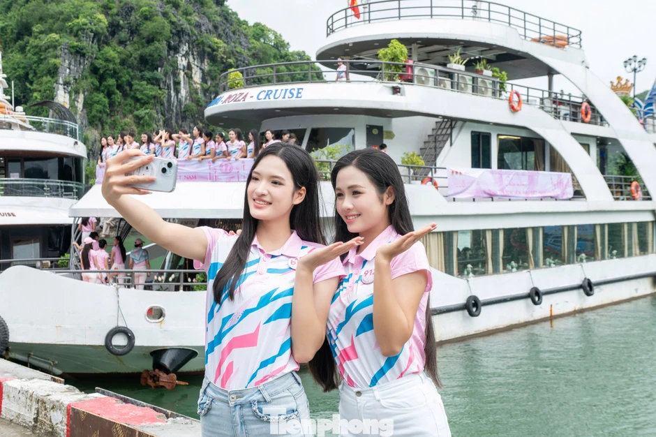 Thí sinh Hoa hậu Việt Nam check-in Hòn Rùa đẹp nhất Cát Bà
