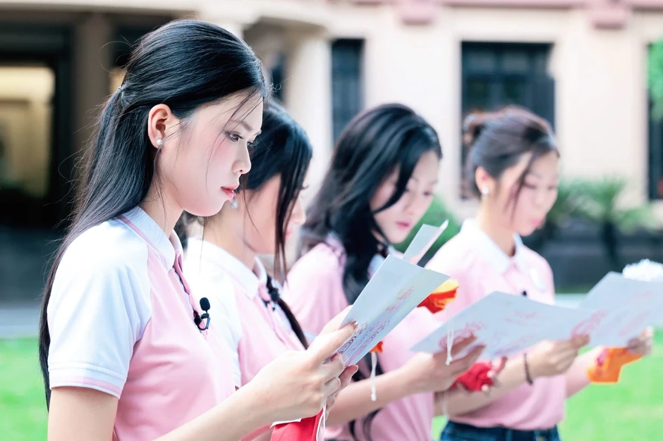 Thí sinh Hoa hậu Việt Nam giải mật thư