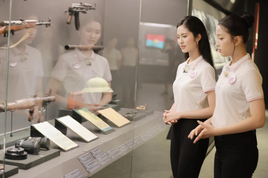 Thí sinh Hoa hậu Việt Nam xúc động khi tận thấy bảo vật quốc gia