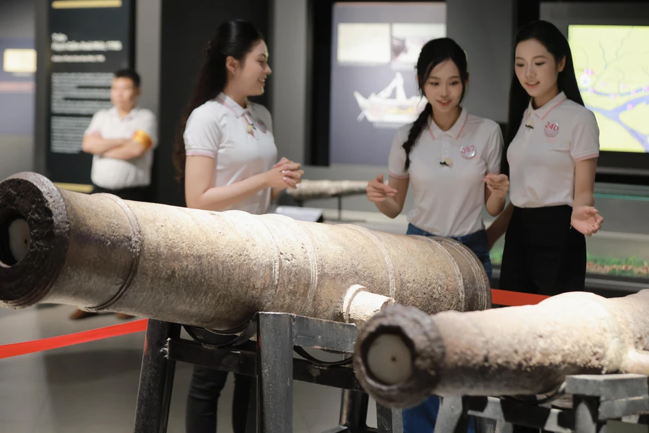 Thí sinh Hoa hậu Việt Nam xúc động khi tận thấy bảo vật quốc gia