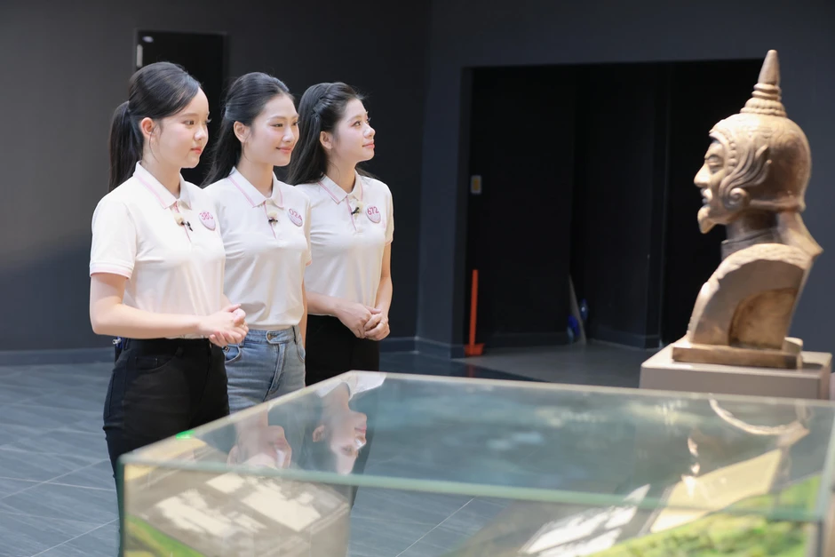Thí sinh Hoa hậu Việt Nam xúc động khi tận thấy bảo vật quốc gia