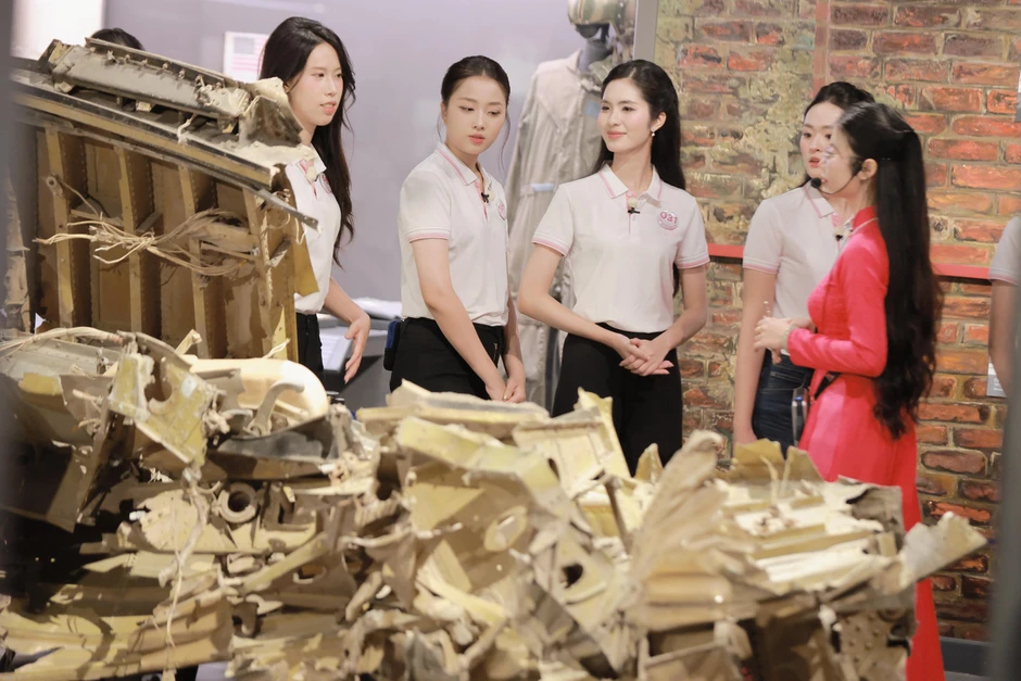 Thí sinh Hoa hậu Việt Nam xúc động khi tận thấy bảo vật quốc gia