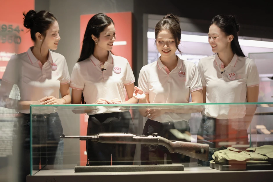 Thí sinh Hoa hậu Việt Nam xúc động khi tận thấy bảo vật quốc gia