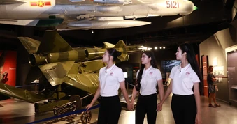 Thí sinh Hoa hậu Việt Nam xúc động khi tận thấy bảo vật quốc gia