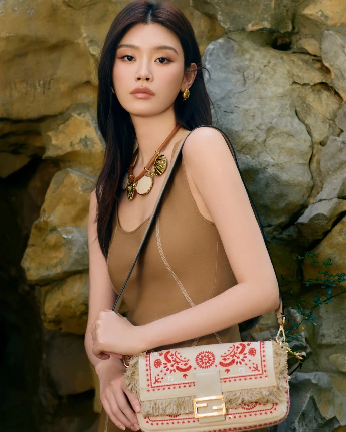 Thiên thần Victoria’s Secret nhận 571 tỷ đồng, lên chức khủng trong gia tộc trùm sòng bạc Macau sau 7 năm làm dâu Thiên thần Victoria’s Secret nhận 571 tỷ đồng, lên chức khủng trong gia tộc trùm sòng bạc Macau sau 7 năm làm dâu