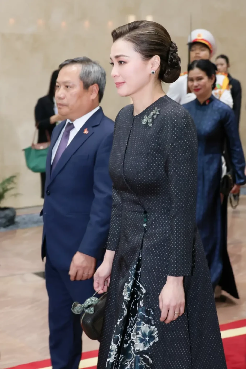 Thời trang tinh tế của Hoàng hậu Thái Lan tại Việt Nam