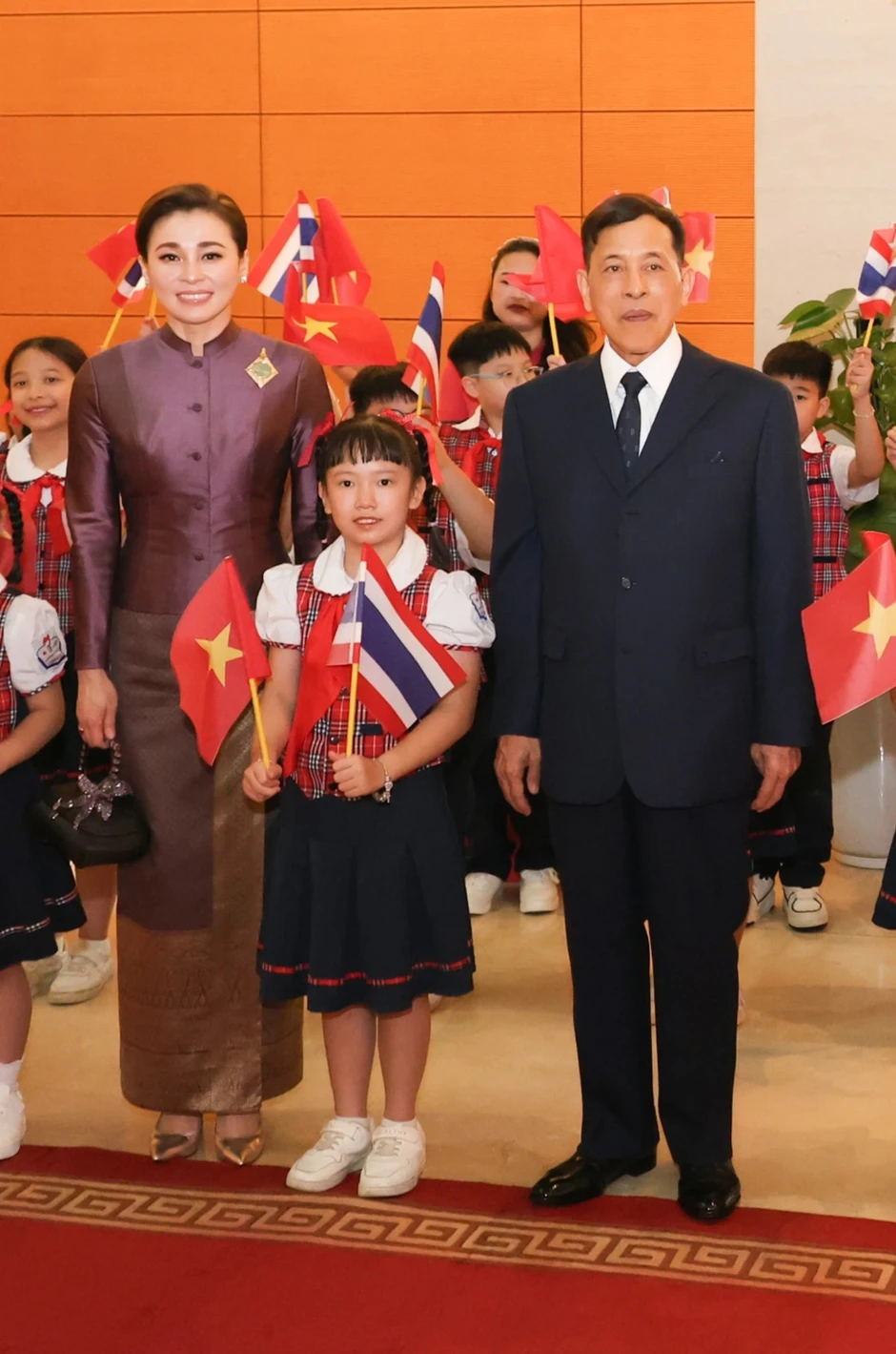Thời trang tinh tế của Hoàng hậu Thái Lan tại Việt Nam