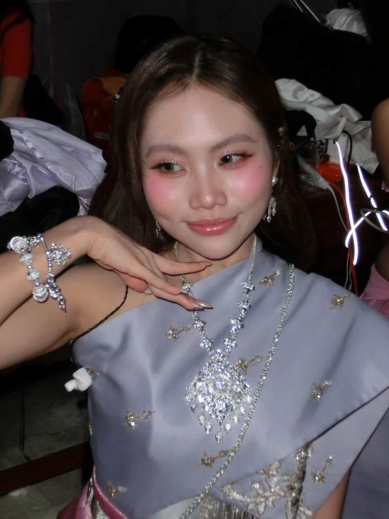 Thu nhập của ca sĩ Việt kiếm ít nhất 11 tỷ/năm, chạy show tất bật mà vẫn học giỏi xuất sắc Thu nhập của ca sĩ Việt kiếm ít nhất 11 tỷ/năm, chạy show tất bật mà vẫn học giỏi xuất sắc