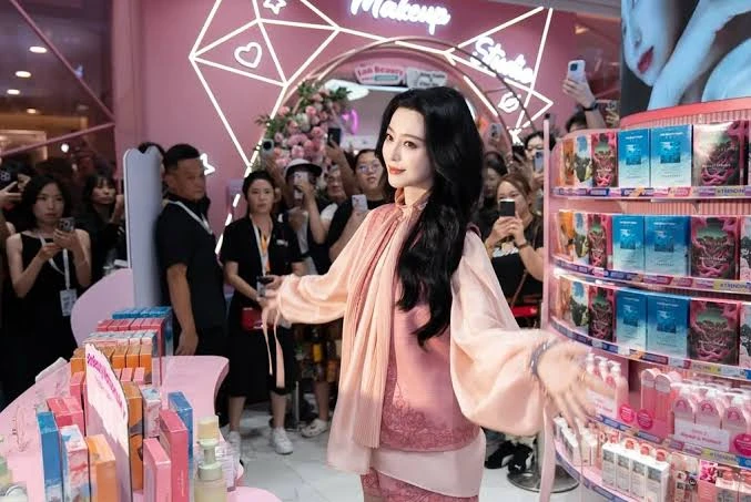 Thu nhập của Đại sứ Du lịch 20 phút kiếm 54 tỷ đồng, cát-xê 205 triệu cho mỗi phút xuất hiện Thu nhập của Đại sứ Du lịch 20 phút kiếm 54 tỷ đồng, cát-xê 205 triệu cho mỗi phút xuất hiện