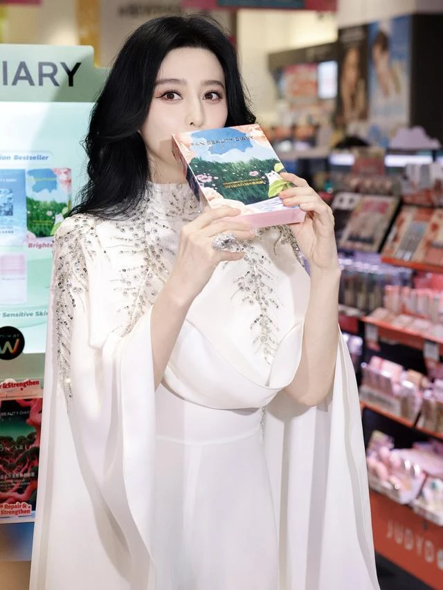 Thu nhập của Đại sứ Du lịch 20 phút kiếm 54 tỷ đồng, cát-xê 205 triệu cho mỗi phút xuất hiện Thu nhập của Đại sứ Du lịch 20 phút kiếm 54 tỷ đồng, cát-xê 205 triệu cho mỗi phút xuất hiện