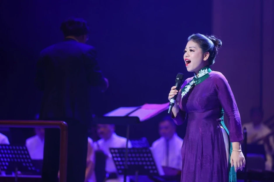 Thu nhập của "nữ hoàng nhạc đỏ" có học vị Tiến sĩ, là mẹ đơn thân 4 con Thu nhập của "nữ hoàng nhạc đỏ" có học vị Tiến sĩ, là mẹ đơn thân 4 con