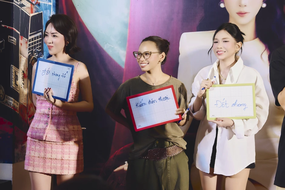Thu Trang bật khóc trước khán giả, nhận nụ hôn bất ngờ từ Tiến Luật Thu Trang bật khóc trước khán giả, nhận nụ hôn bất ngờ từ Tiến Luật
