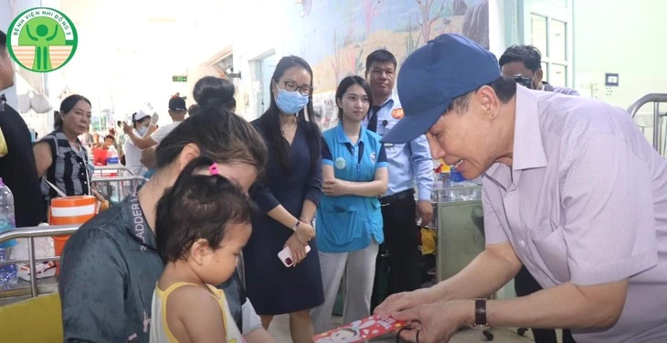 Tỉ phú Johnathan Hạnh Nguyễn đón sinh nhật bên bệnh nhi ung bướu Tỉ phú Johnathan Hạnh Nguyễn đón sinh nhật bên bệnh nhi ung bướu