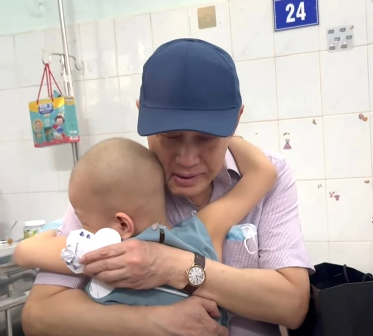 Tỉ phú Johnathan Hạnh Nguyễn đón sinh nhật bên bệnh nhi ung bướu Tỉ phú Johnathan Hạnh Nguyễn đón sinh nhật bên bệnh nhi ung bướu