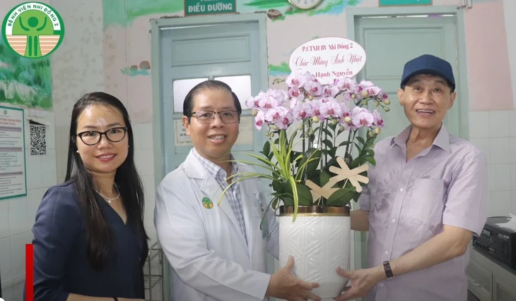 Tỉ phú Johnathan Hạnh Nguyễn đón sinh nhật bên bệnh nhi ung bướu Tỉ phú Johnathan Hạnh Nguyễn đón sinh nhật bên bệnh nhi ung bướu