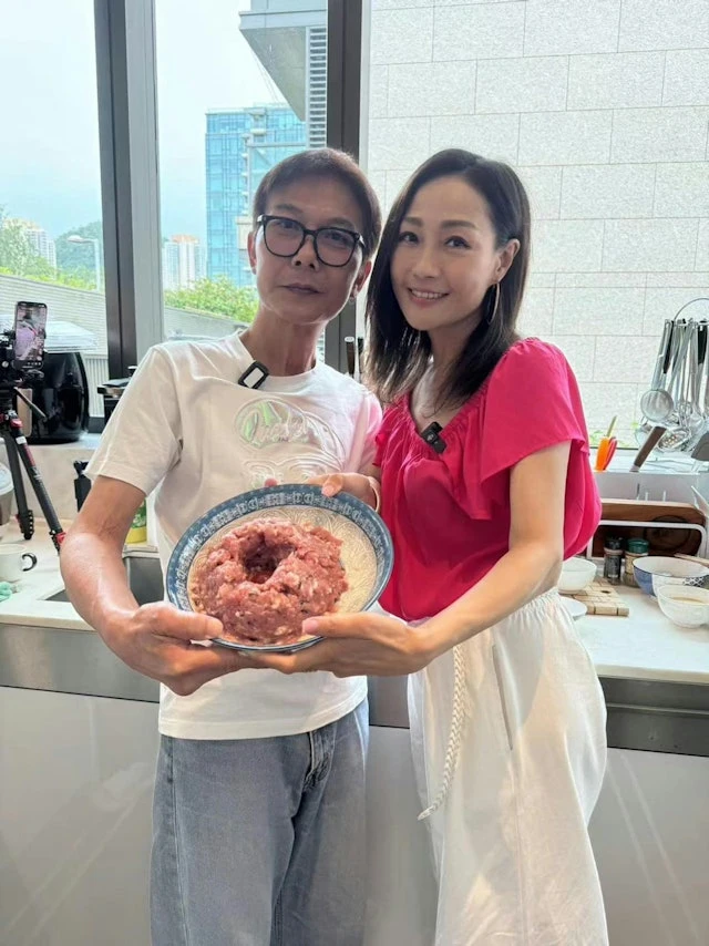 Tiền Tiểu Hào từ ông hoàng phòng vé đến sự tàn tạ Sau bê bối chấn động năm 2000 Tiền Tiểu Hào từ ông hoàng phòng vé đến sự tàn tạ Sau bê bối chấn động năm 2000